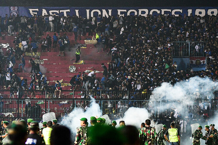 174 человека погибли из-за давки и гранат со слезоточивым газом – кошмар на стадионе в Индонезии 