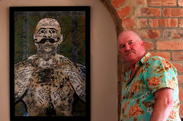 История боксера с биполярным расстройством: стал художником в 50+, рисует бандитов и дружит с Чарльзом Бронсоном