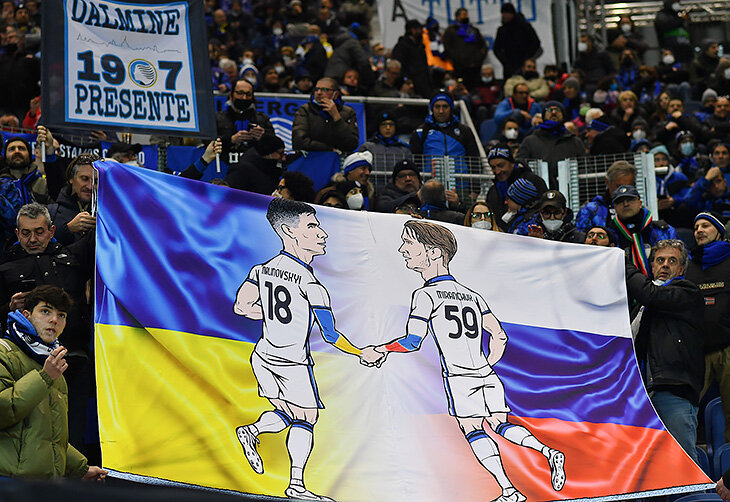 Фото дня. Миранчук и Малиновский держатся за руки на баннере болельщиков «Аталанты»