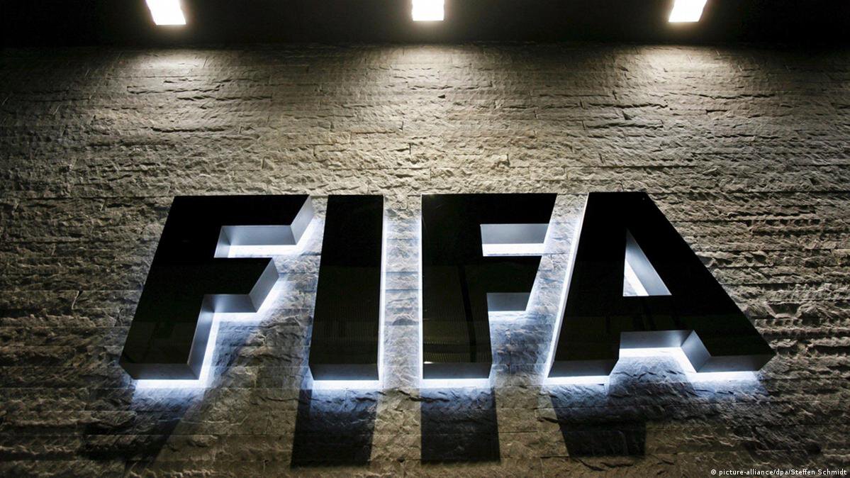 ФИФА разрешила уехавшим иностранным игрокам и тренерам приостановить контракты с клубами России и Украины до июня 2024-го