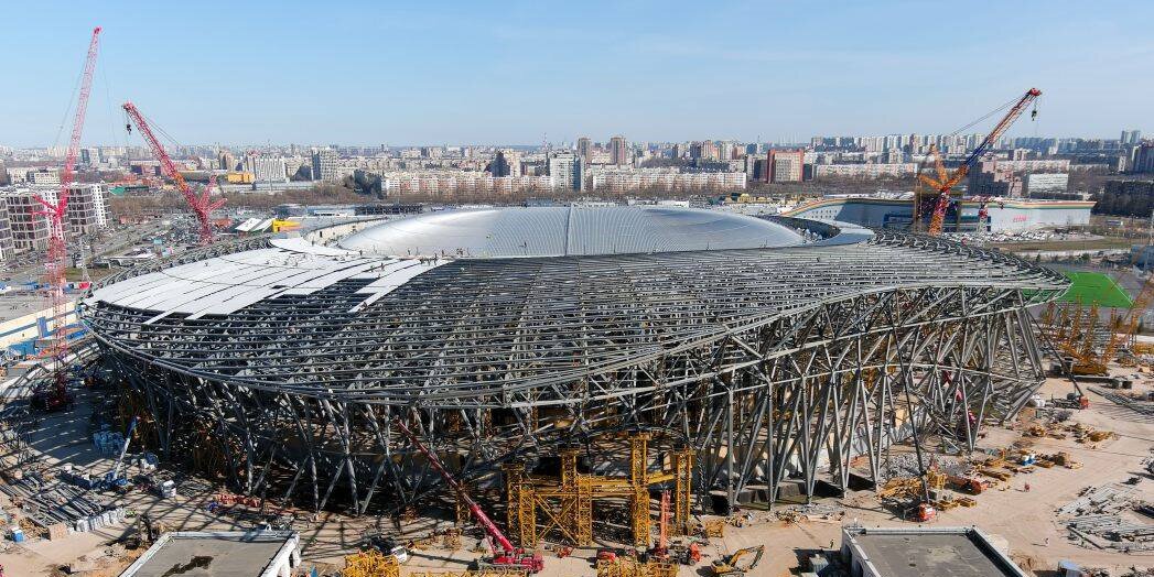 На территории новой арены СКА началась укладка асфальта парковочной зоны