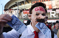 «Кронке, убирайся». Фанаты «Арсенала» вышли против американского владельца: сотни людей, дымовые шашки и много-много плакатов