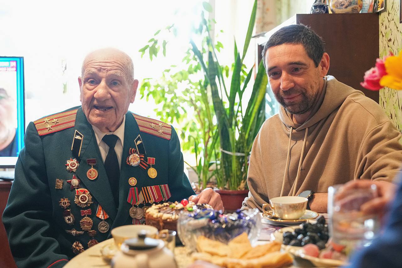 Зарипов навестил 97-летнего ветерана ВОВ Комлева: Он поддерживает Ак Барс и смотрит все матчи на протяжении многих лет