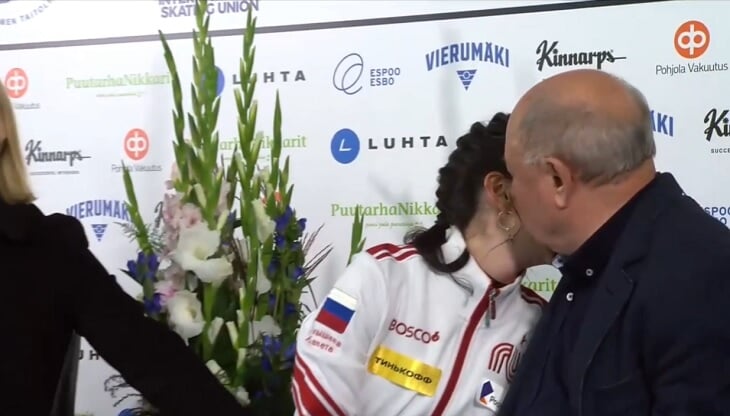 «Я в шоке!» Туктамышева ярко отпраздновала личный рекорд: руки вверх, губы трубочкой, поцелуй с тренером