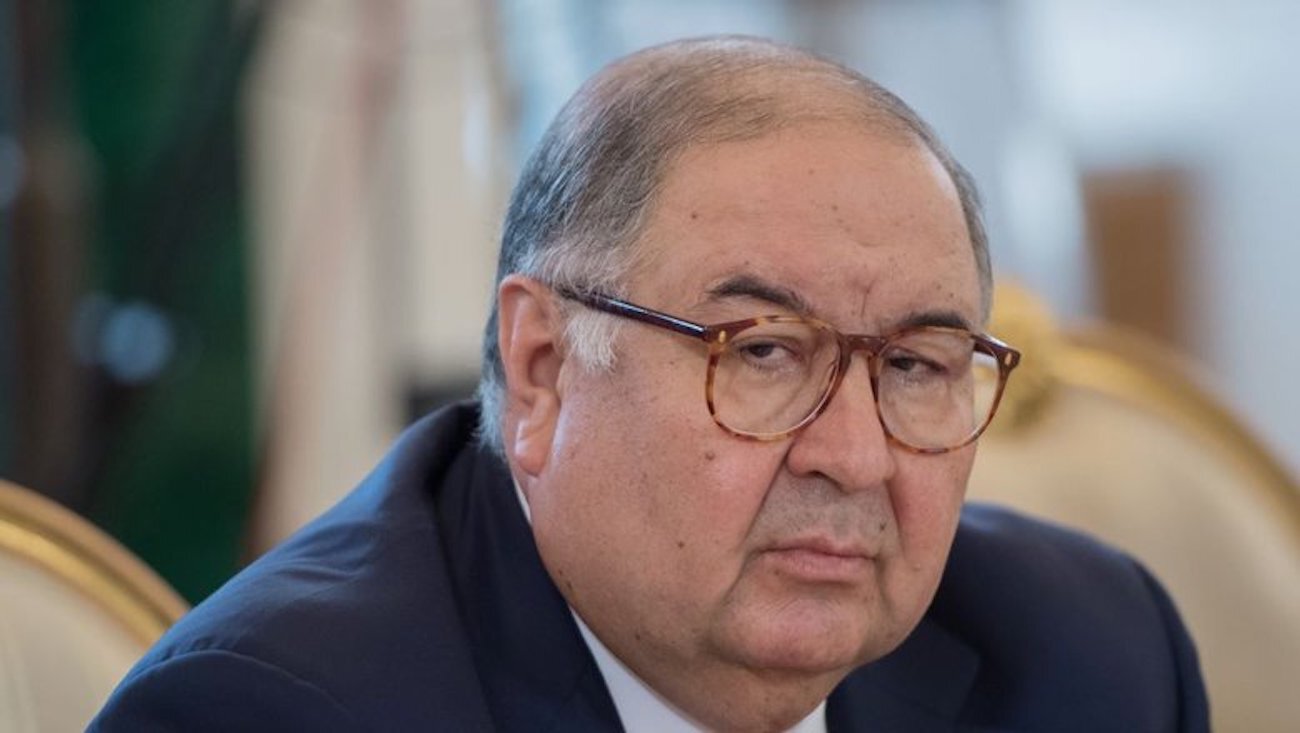 Из-за дела об отмывании денег Усмановым на стадионе и в офисе Баварии провели обыски. Алишер знаком с Хенессом