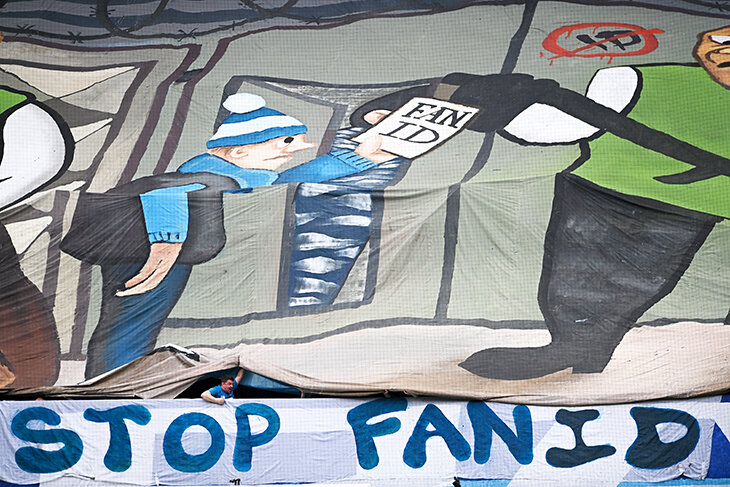 Протест фанатов «Зенита» против Fan ID: баннер с колючей проволокой, досмотрами, дубинками и собаками