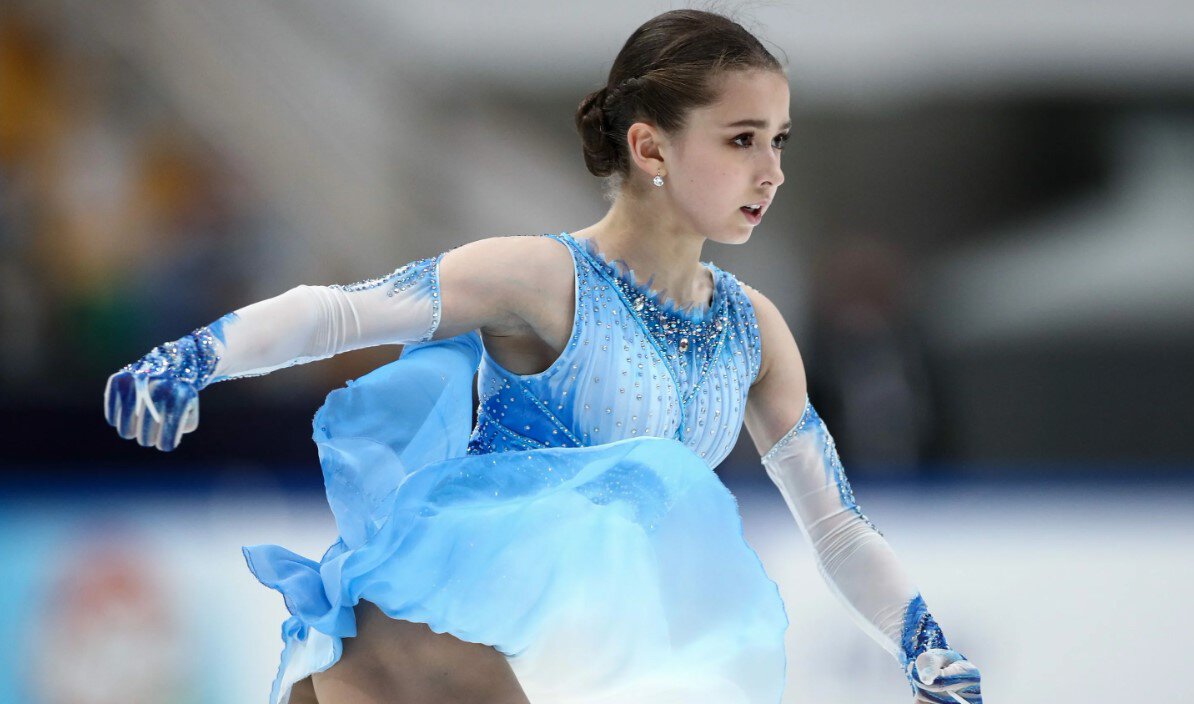 Камила Валиева нанесла символический удар по мячу перед матчем Локомотив Торпедо