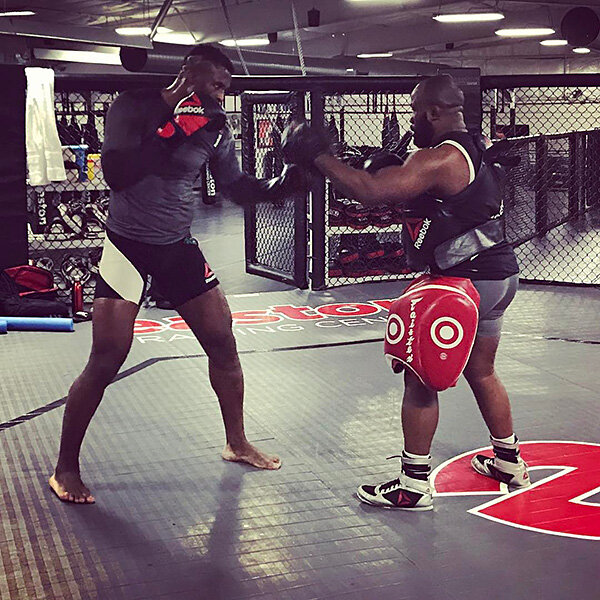Чемпиона UFC Нганну называют предателем: он бросил тренера, к которому пришел бомжом, а теперь – дерется с его новым учеником