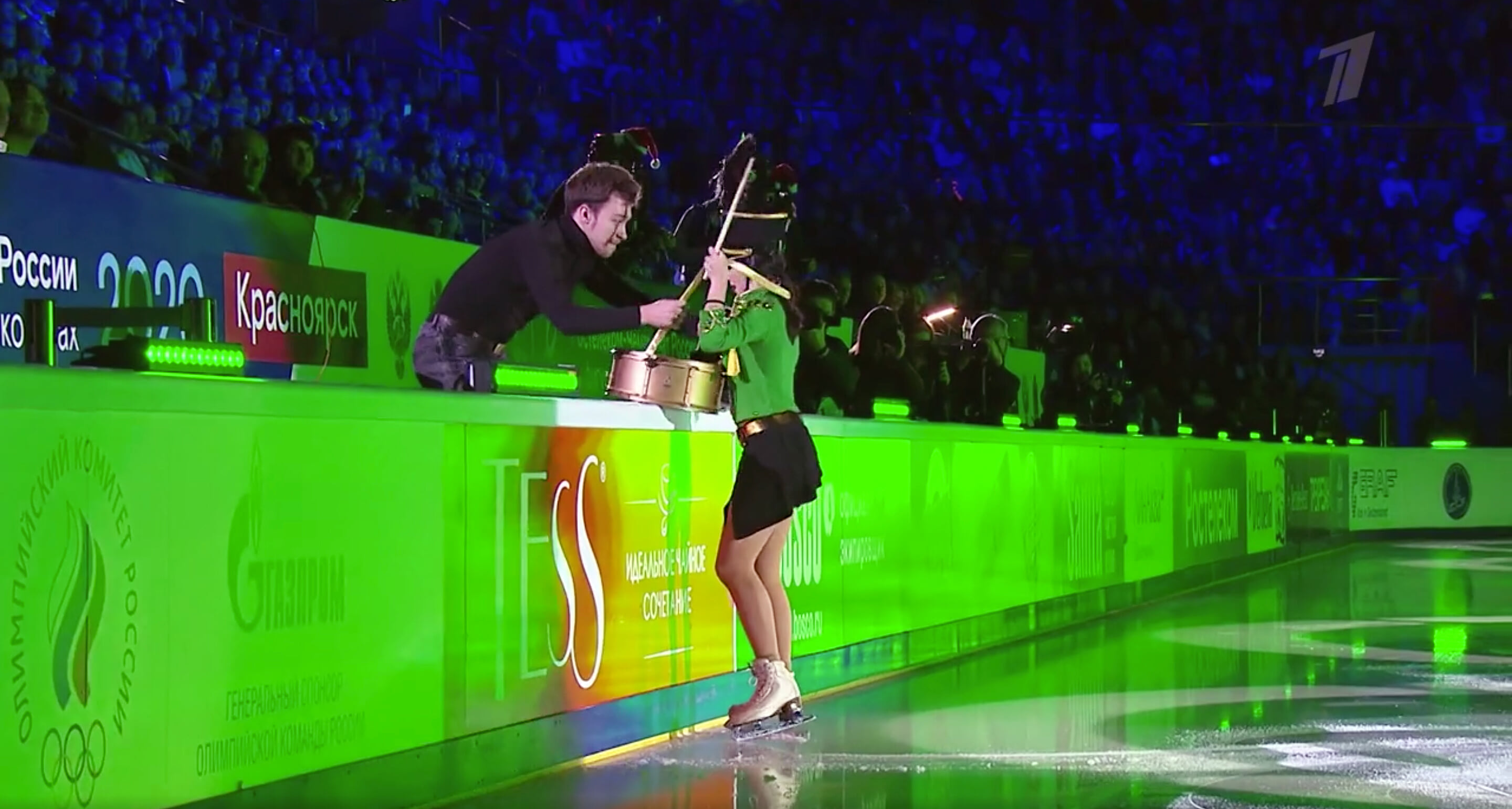Концерт Туктамышевой: надела китель и мини-юбку (совсем мини), каталась с саксофоном, стучала тарелками по льду