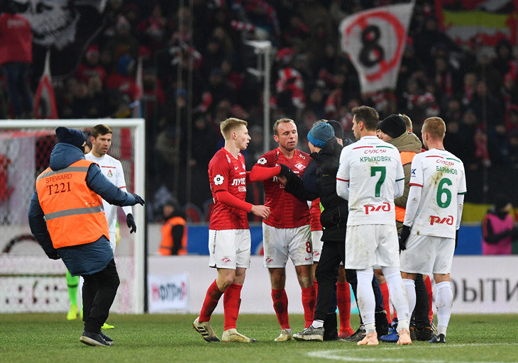фанаты спартака выбежали на поле. Смотреть фото фанаты спартака выбежали на поле. Смотреть картинку фанаты спартака выбежали на поле. Картинка про фанаты спартака выбежали на поле. Фото фанаты спартака выбежали на поле