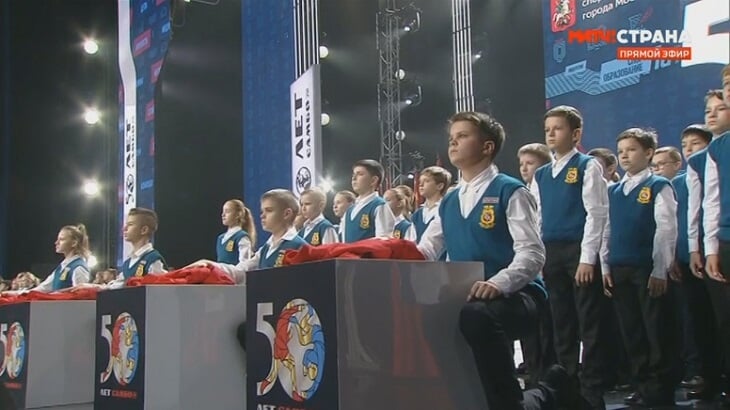 Загитова и Медведева – на юбилее школы: Женя вела концерт в ярком платье, Алина аплодировала с первого ряда, обе получили медали