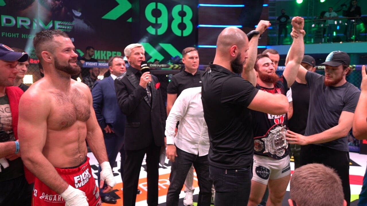Чемпионский бой Бикрева и Амирова закончился судейским скандалом. То ли запрещенный удар, то ли нокаут, то ли ошибка рефери
