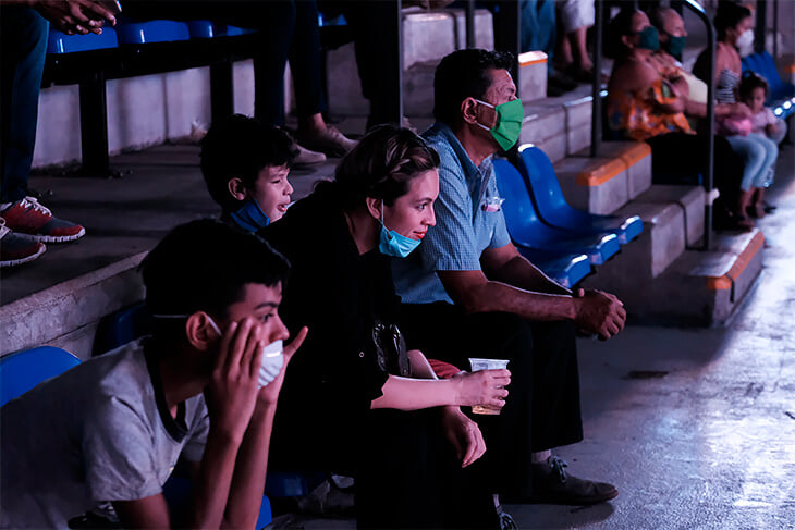 В Никарагуа провели турнир по боксу при зрителях. Бойцам плевать на коронавирус: они хотят выжить и прокормить семьи