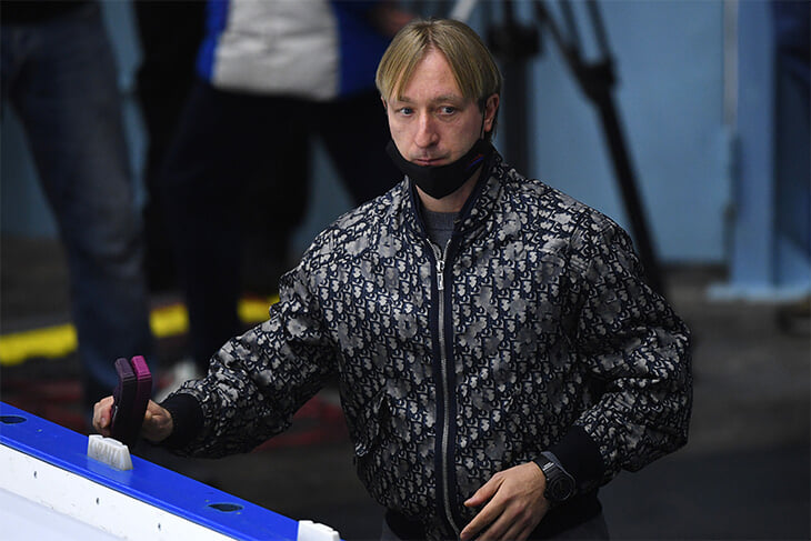 Плющенко, как и Тутберидзе, выходит на стиле: куртка Louis Vuitton, кожаное худи, безрукавка от Dior