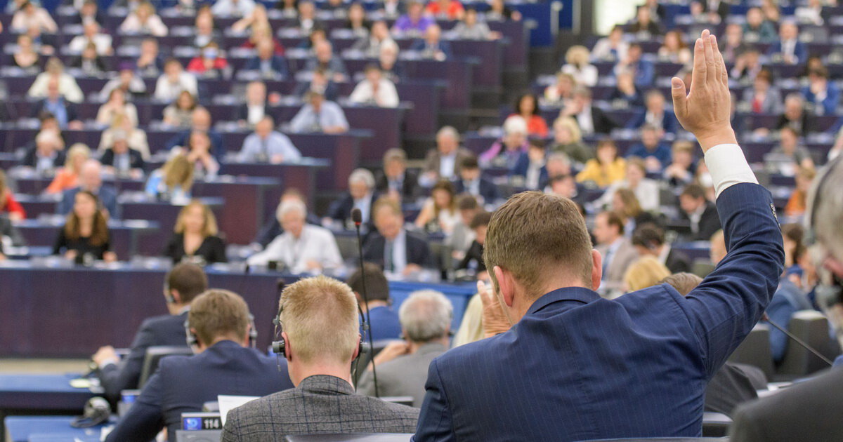 Парламент ЕС призвал ФИФА выплатить компенсацию семьям рабочих-мигрантов, погибших в Катаре