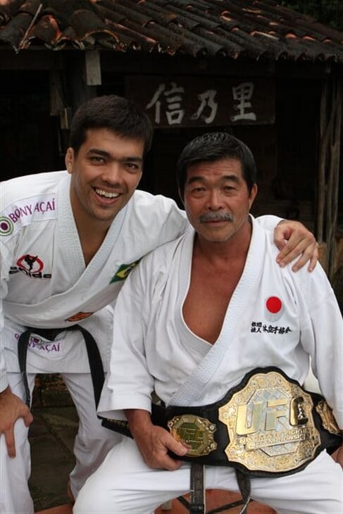 Бывший чемпион UFC пьет по утрам мочу (и предлагает другим): приучил отец-каратист, а традицию завели японцы в окопах Второй мировой