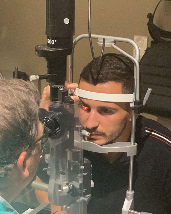 Футболист «Галатасарая» чуть не ослеп из-за фейерверка и перенес 11 операций на глазах. И теперь вернулся на поле! 