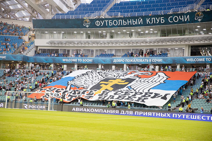 Первый матч «Зенита» с иностранным клубом после 24 февраля: братские флаги, пиво на стадионе и хлесткий ответ Семака про «Спартак» 