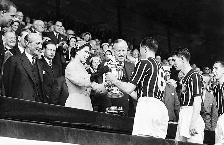 Елизавета II и спорт: награждала Англию на ЧМ-1966, принимала «Арсенал» и Дэвида Бекхэма, вручала салатницы на «Уимблдоне»