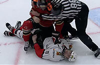 Грязная драка в МХЛ: игрок «Омских ястребов» ударил соперника головой об лед – тот потерял сознание. Выглядит жутко