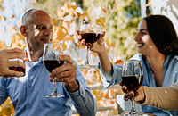 Правда ли, что выпивать каждый день по бокалу вина полезно для здоровья? А красное вино полезнее, чем белое?