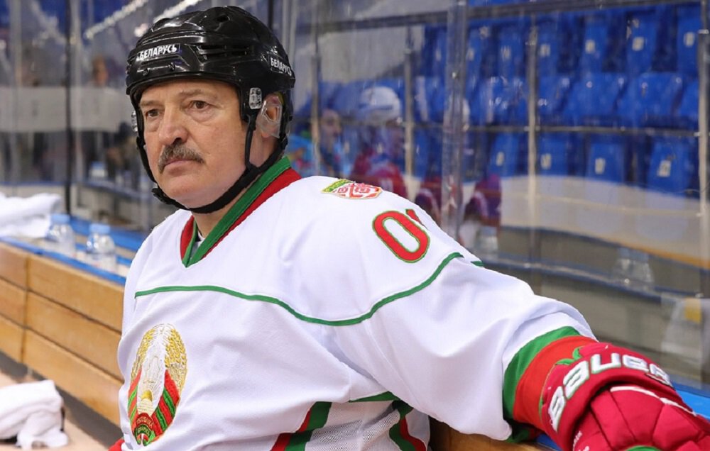 Лукашенко прилетел в Сочи на переговоры с Путиным в куртке Федерации хоккея Беларуси