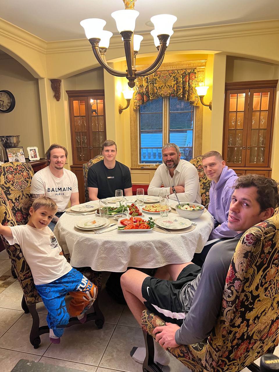 Овечкин, Кузнецов, Алексеев и Протас пришли в гости к Малкину на ужин перед матчем Вашингтона и Питтсбурга