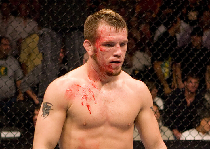 «Я боюсь, что перестану узнавать детей». Звезда UFC 2000-х стал инвалидом из-за боев и теряет память, но ему отказываются помочь