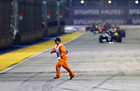 Маршал убегает от болида «Формулы-1»
