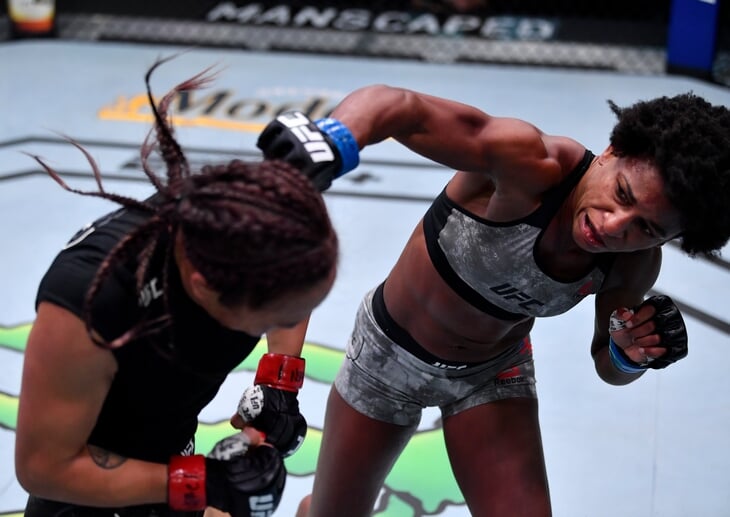 Впервые в главном бою вечера UFC дралась темнокожая девушка. В сумме с соперницей нанесли 639 ударов за 5 раундов