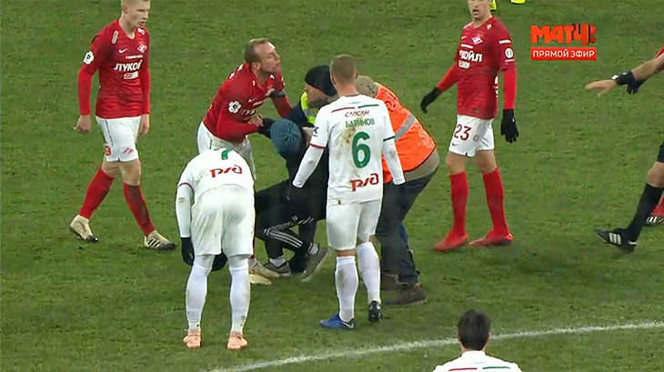 фанаты спартака выбежали на поле. Смотреть фото фанаты спартака выбежали на поле. Смотреть картинку фанаты спартака выбежали на поле. Картинка про фанаты спартака выбежали на поле. Фото фанаты спартака выбежали на поле