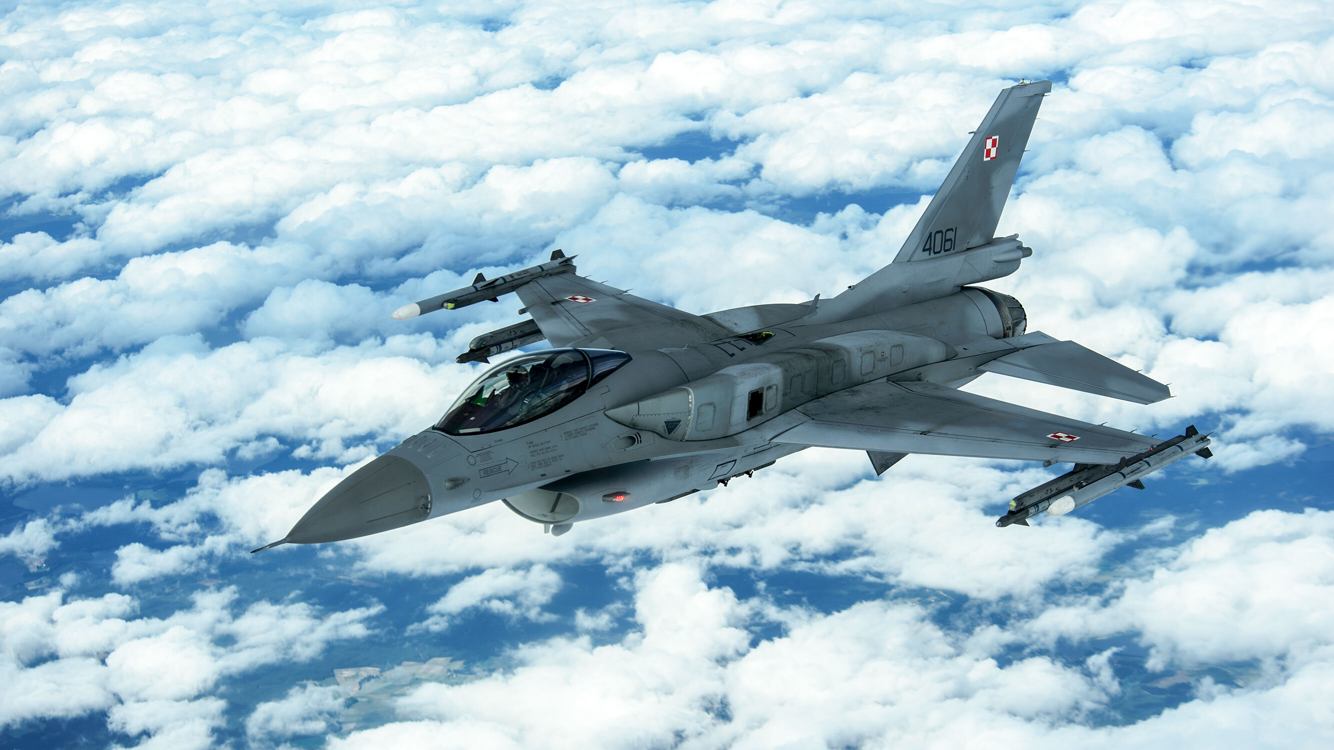 Министр обороны Польши о сопровождении сборной истребителями F16: Хороший знак поддержки наших игроков