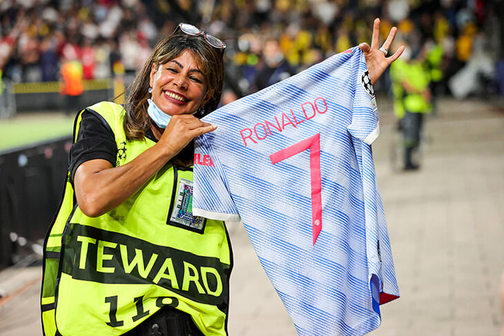 Роналду нокаутировал стюарда мячом на разминке, очень переживал и после матча подарил футболку