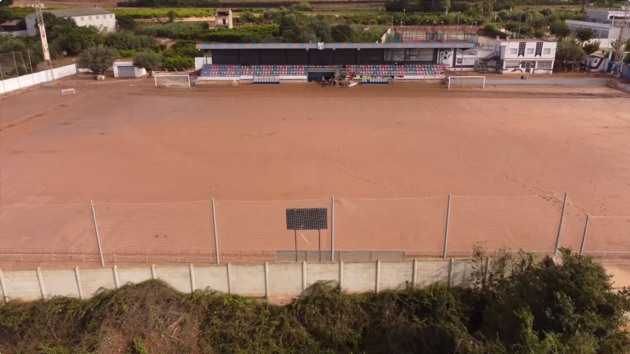 Стадион любительской команды в Каталонии накрыло метровым слоем грязи после шторма. «Барса» и «Эспаньол» помогут, а федерация – нет