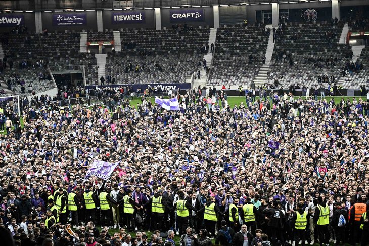 Тысячи фанов «Тулузы» рванули на поле, несмотря на предупреждение клуба. Но как сдержаться, когда ты вышел в Лигу 1? 
