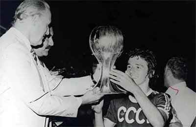 В 1977-м молодежная сборная СССР выиграла первый ЧМ. Главный тренер перед серией пенальти в финале заменил вратаря