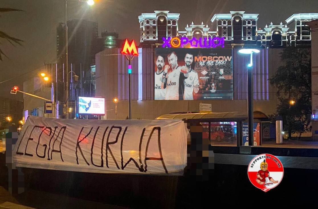 Фанаты Спартака оскорбительным баннером ответили на перфоманс Легии в Москве
