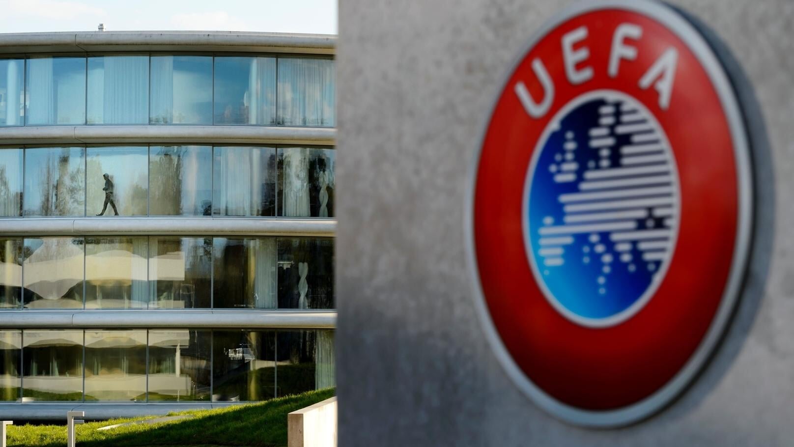 УЕФА просит лиги доиграть сезон до августа, можно с плей-офф вместо туров. Хотя разделить места могут и без матчей (особые случаи)
