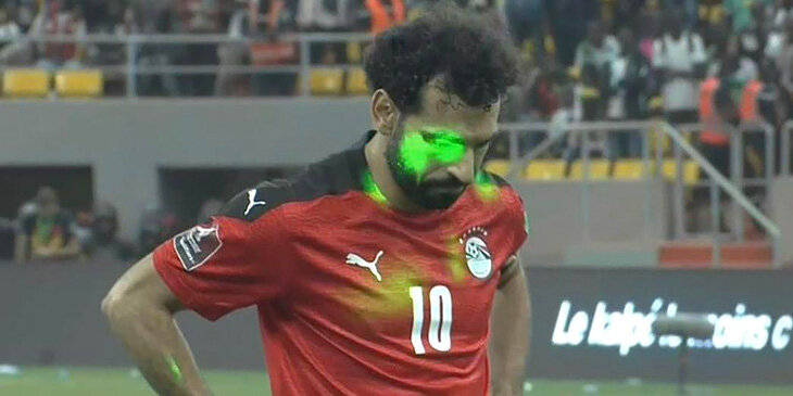 Египет требует переигровку: сенегальские болельщики атаковали игроков лазерами – это может ослепить футболистов