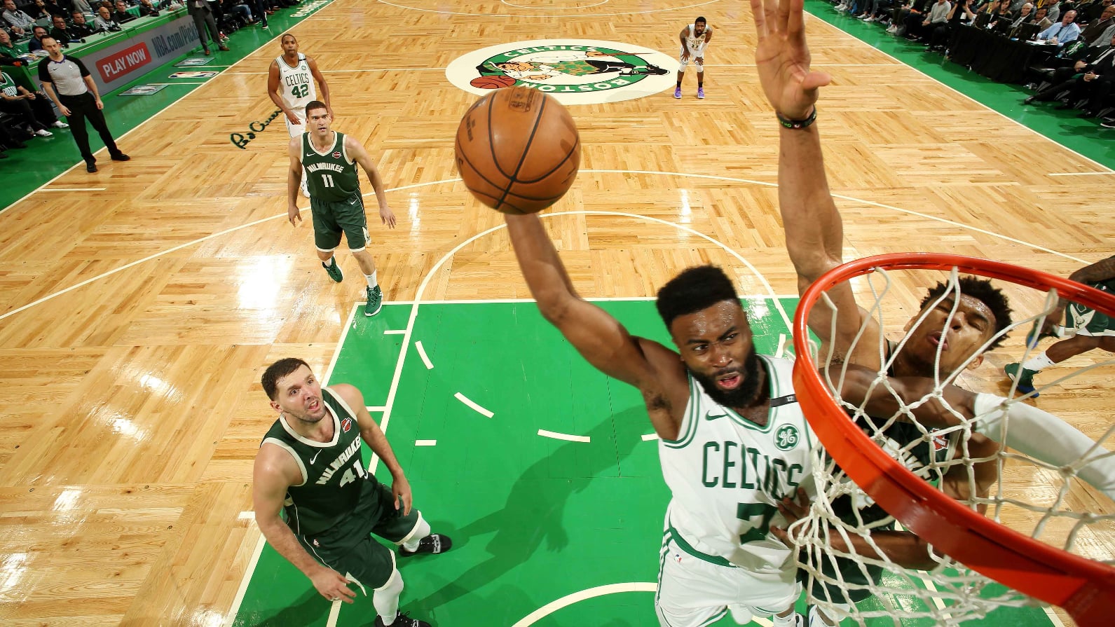 Пять моментов. Jaylen Brown Dunk. Тома Браун баскетбол. Jaylen Brown playoffs. Giannis Antetokounmpo Dunk Final game 5.