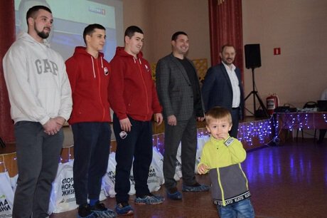 Хоккеисты Кристалла передали игрушки детям из ДНР и ЛНР