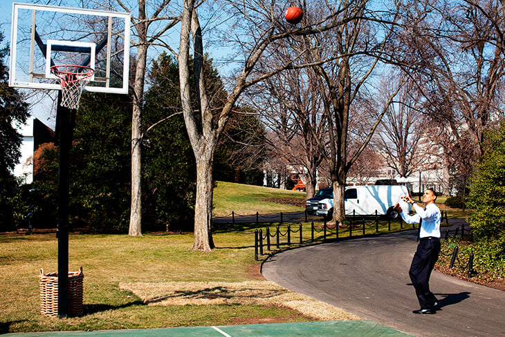 «Пока Барак Обама занимался баскетболом, Россия захватила Крым». 44-й президент США обожает игру – на площадке ему даже разбили лицо