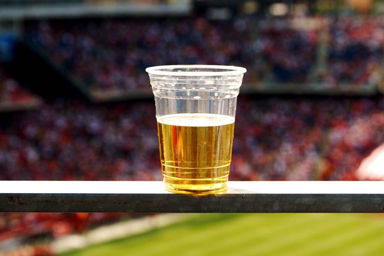 Пиво на стадионах. Пиво и футбол. Алкоголь на стадионе. Пиво футбол стадион.