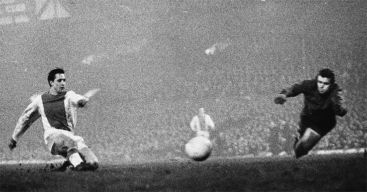 Первый матч «Аякса» и «Ливерпуля» – любимый у Кройффа. Из-за тумана трибуны не видели голов, ван Гал проскочил без билета, а смотрел из комментаторской