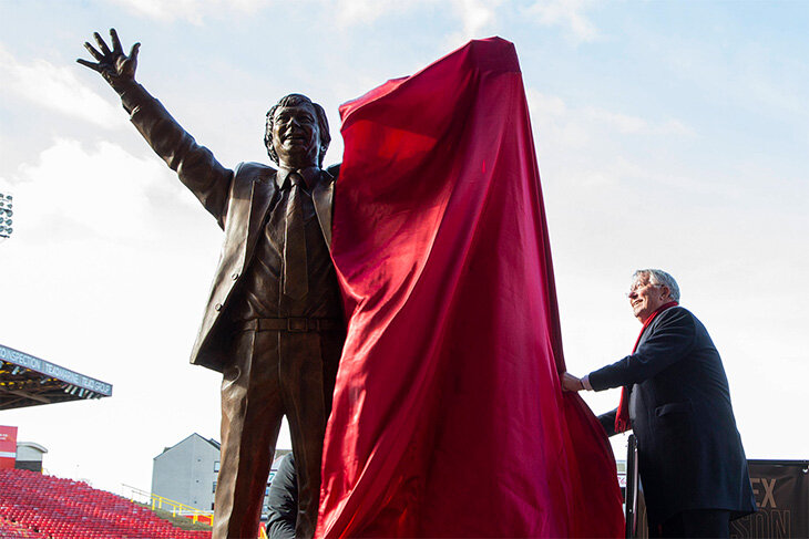 Алексу Фергюсону открыли памятник в «Абердине» и устроили стоячую овацию. Он последний, кто приводил к титулу клуб не из Глазго