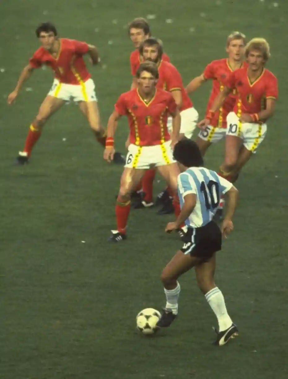 Исполнилось 40 лет самому известному фото Марадоны. Но на самом деле Диего не обыгрывал половину сборной Бельгии
