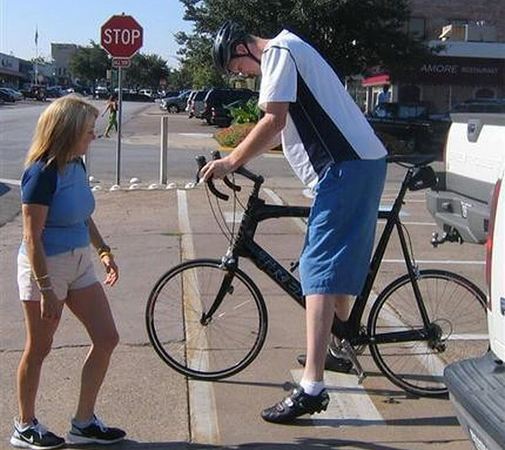 Шон Брэдли (рост – 229 см) после НБА увлекся велосипедом. Закончилось плохо: великана сбили на дороге, он парализован