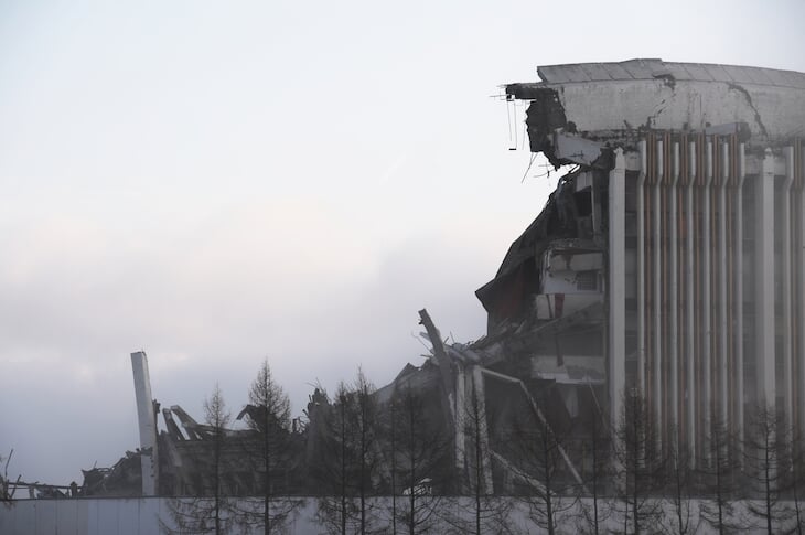 Во время сноса комплекса «Петербургский» погиб рабочий. Он не успел покинуть крышу перед обрушением