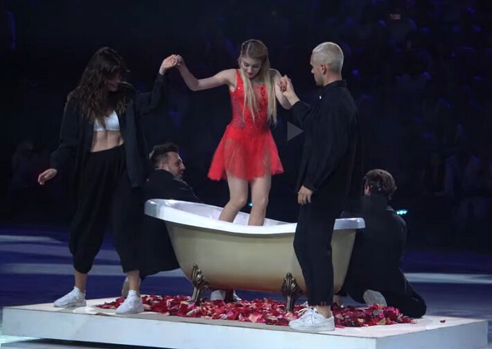 Концерт Косторной под живой вокал Билана: выехала на лед лежа в ванне, а потом зажигала в красном платье
