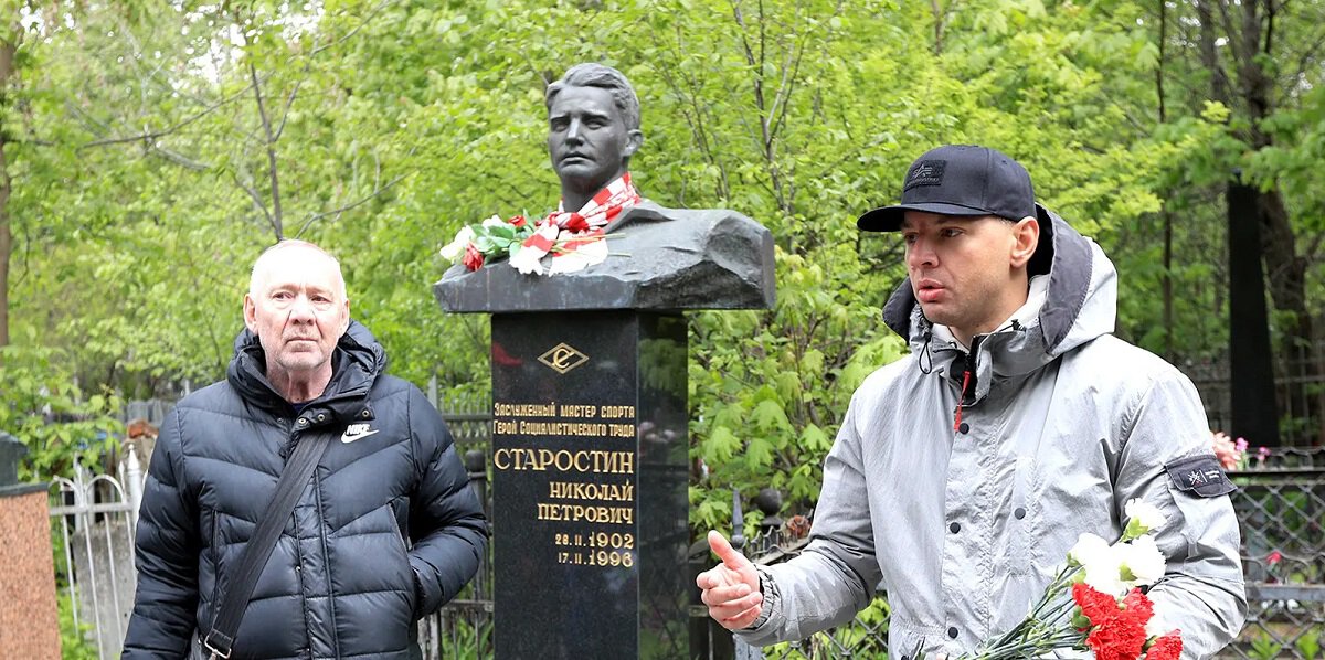 Спартак и болельщики привели в порядок могилы ветеранов клуба на 14 московских кладбищах